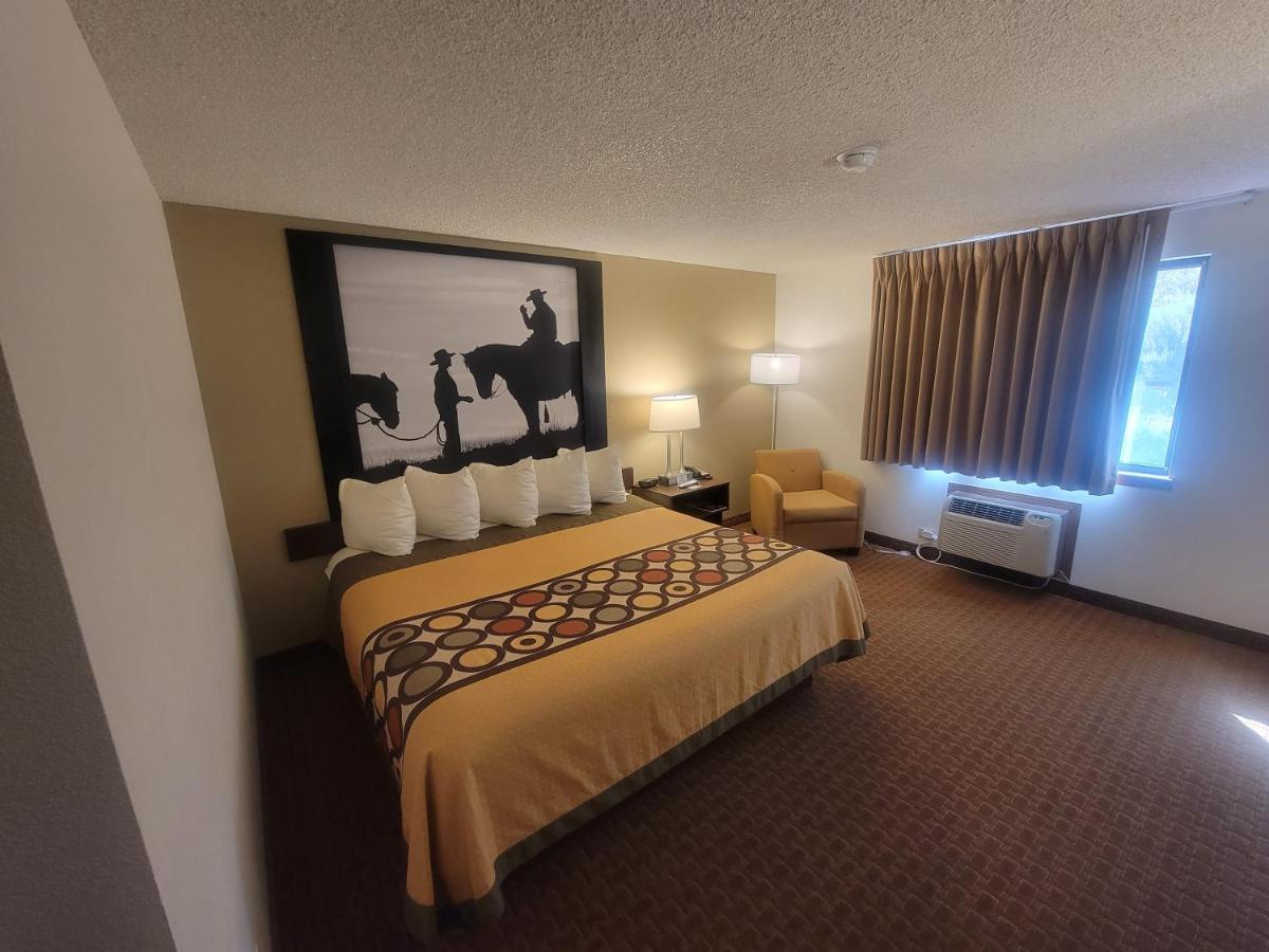 Super 8 By Wyndham Cody Hotel Екстериор снимка