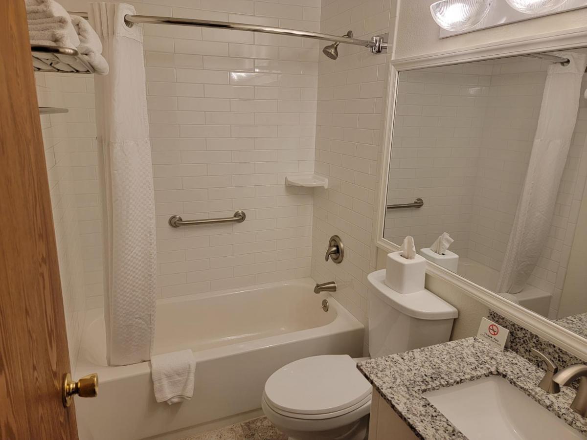 Super 8 By Wyndham Cody Hotel Екстериор снимка