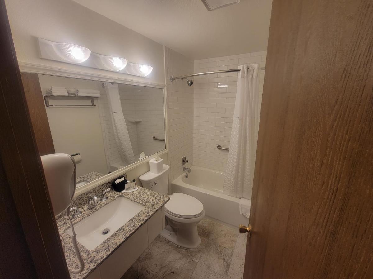 Super 8 By Wyndham Cody Hotel Екстериор снимка