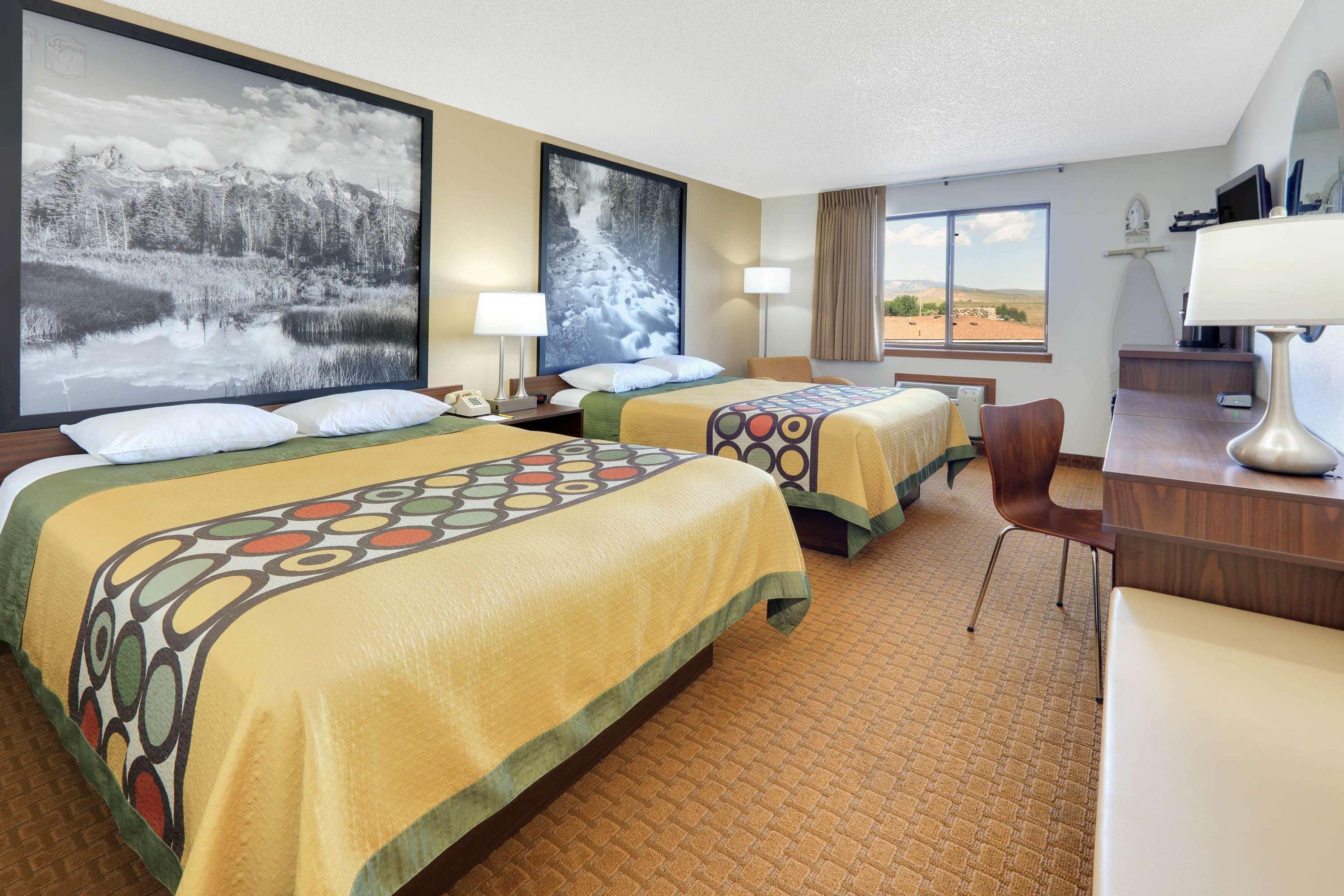 Super 8 By Wyndham Cody Hotel Екстериор снимка