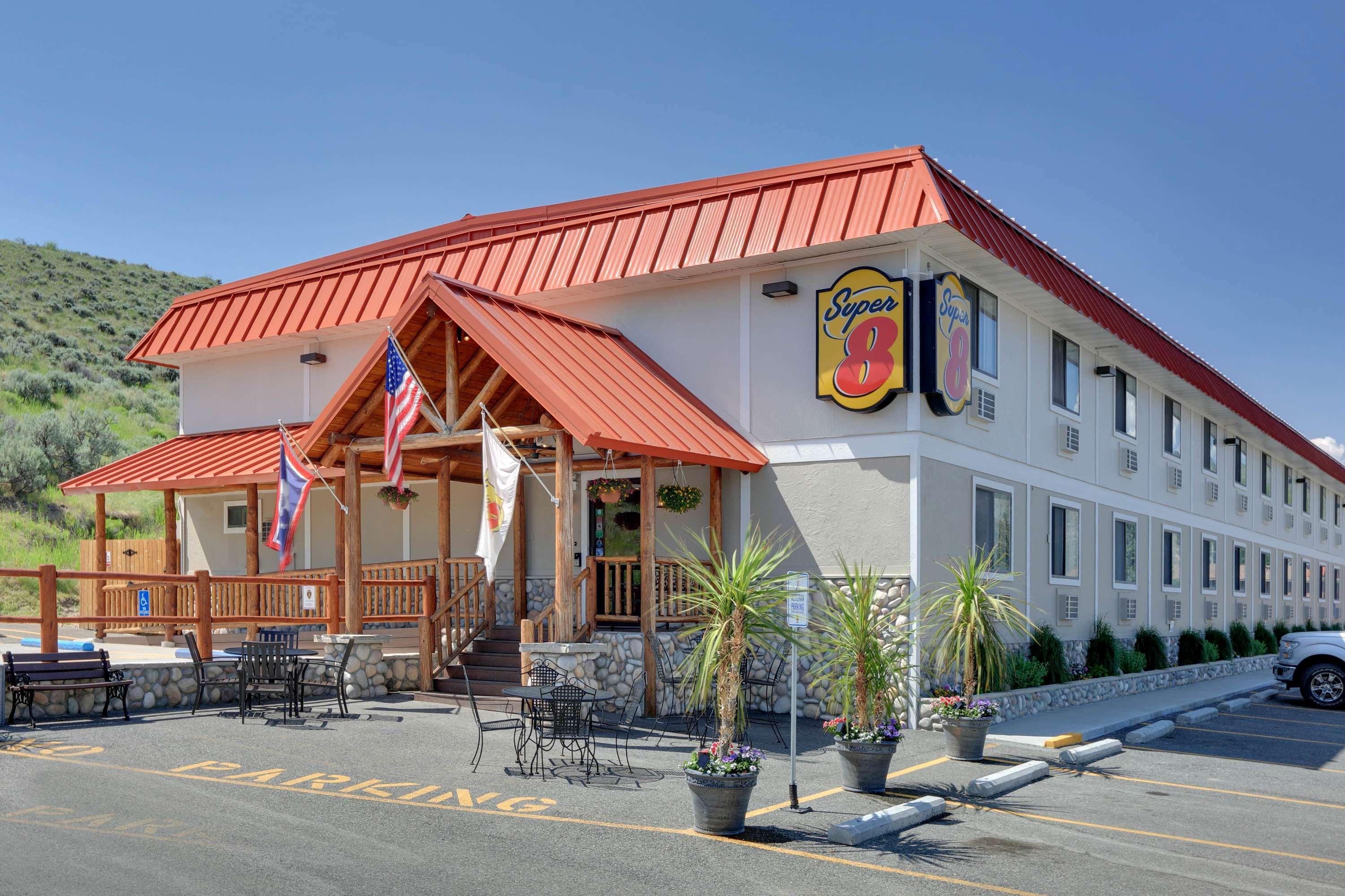 Super 8 By Wyndham Cody Hotel Екстериор снимка
