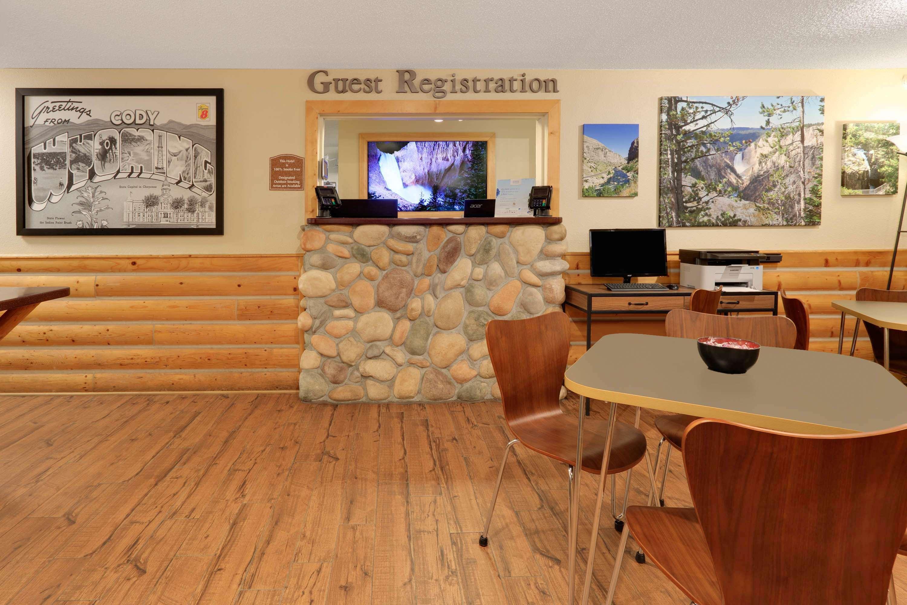 Super 8 By Wyndham Cody Hotel Екстериор снимка