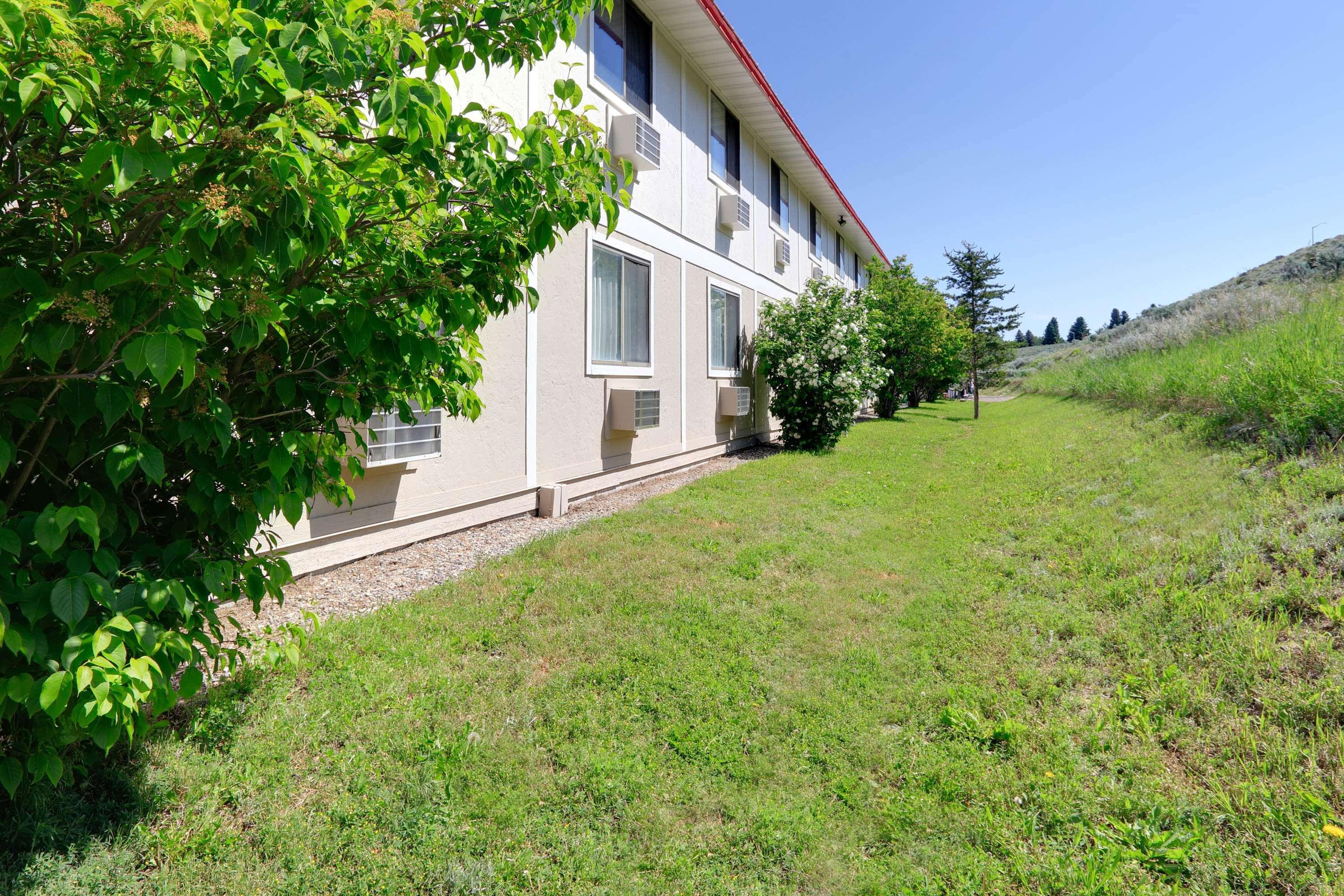 Super 8 By Wyndham Cody Hotel Екстериор снимка