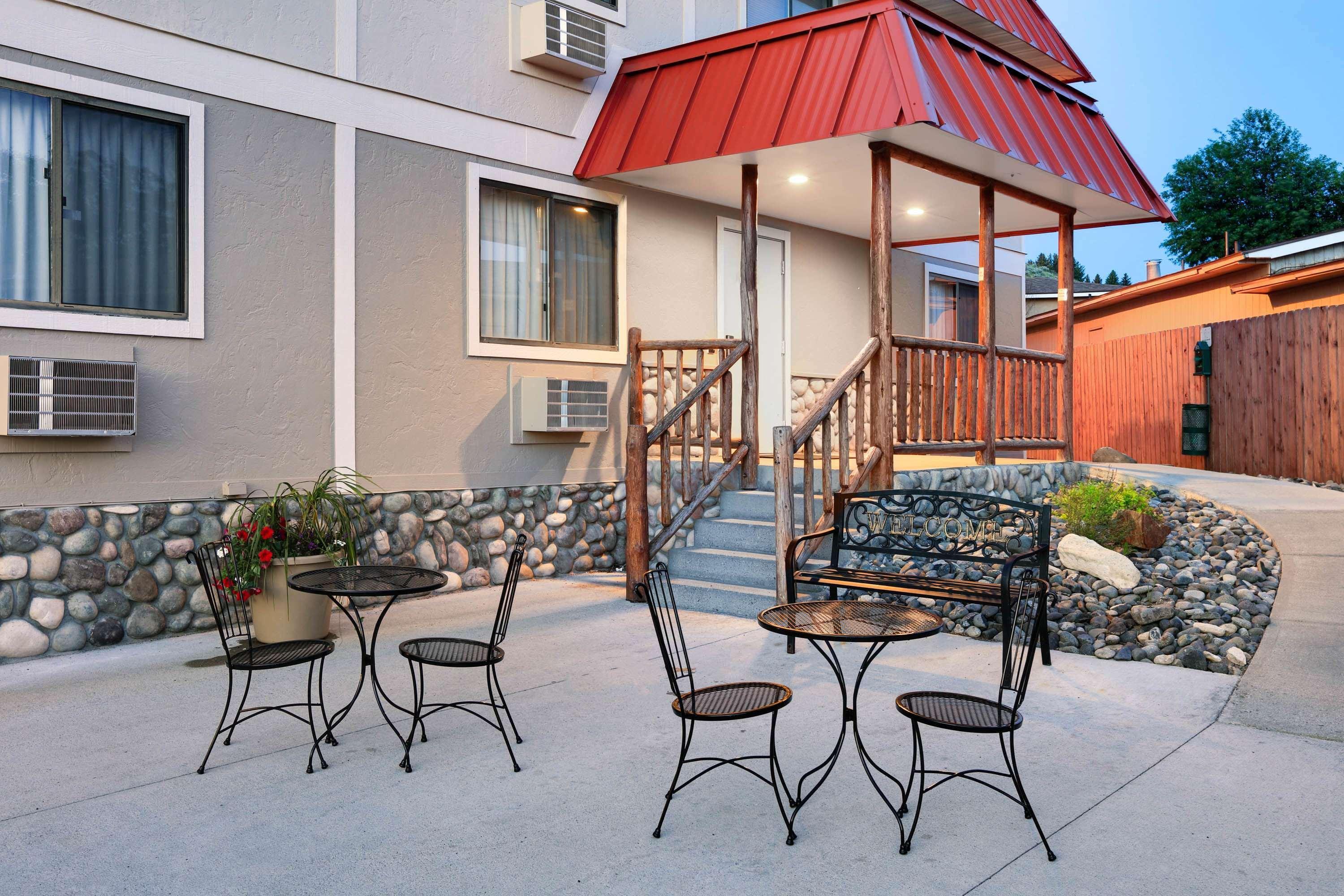 Super 8 By Wyndham Cody Hotel Екстериор снимка