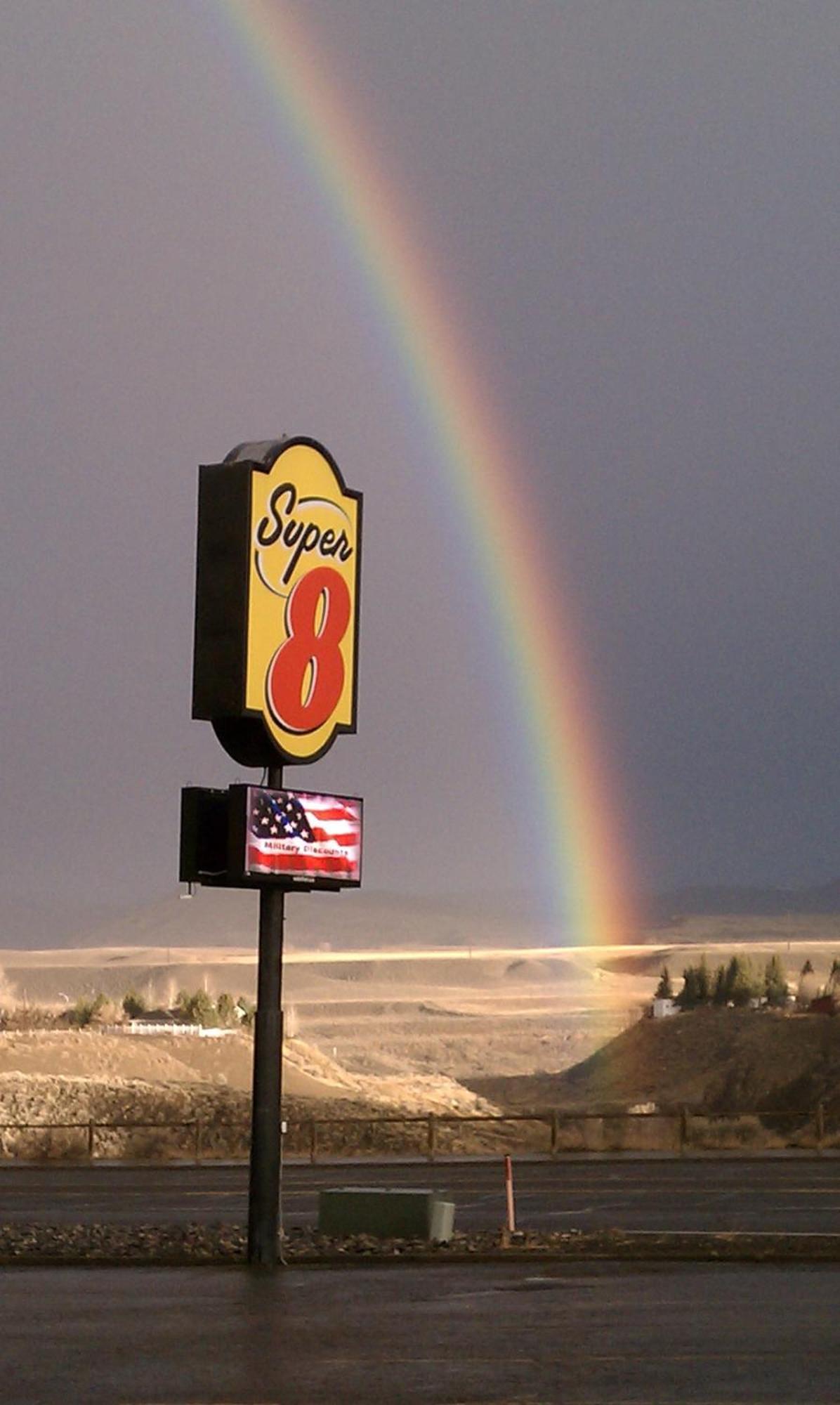 Super 8 By Wyndham Cody Hotel Екстериор снимка