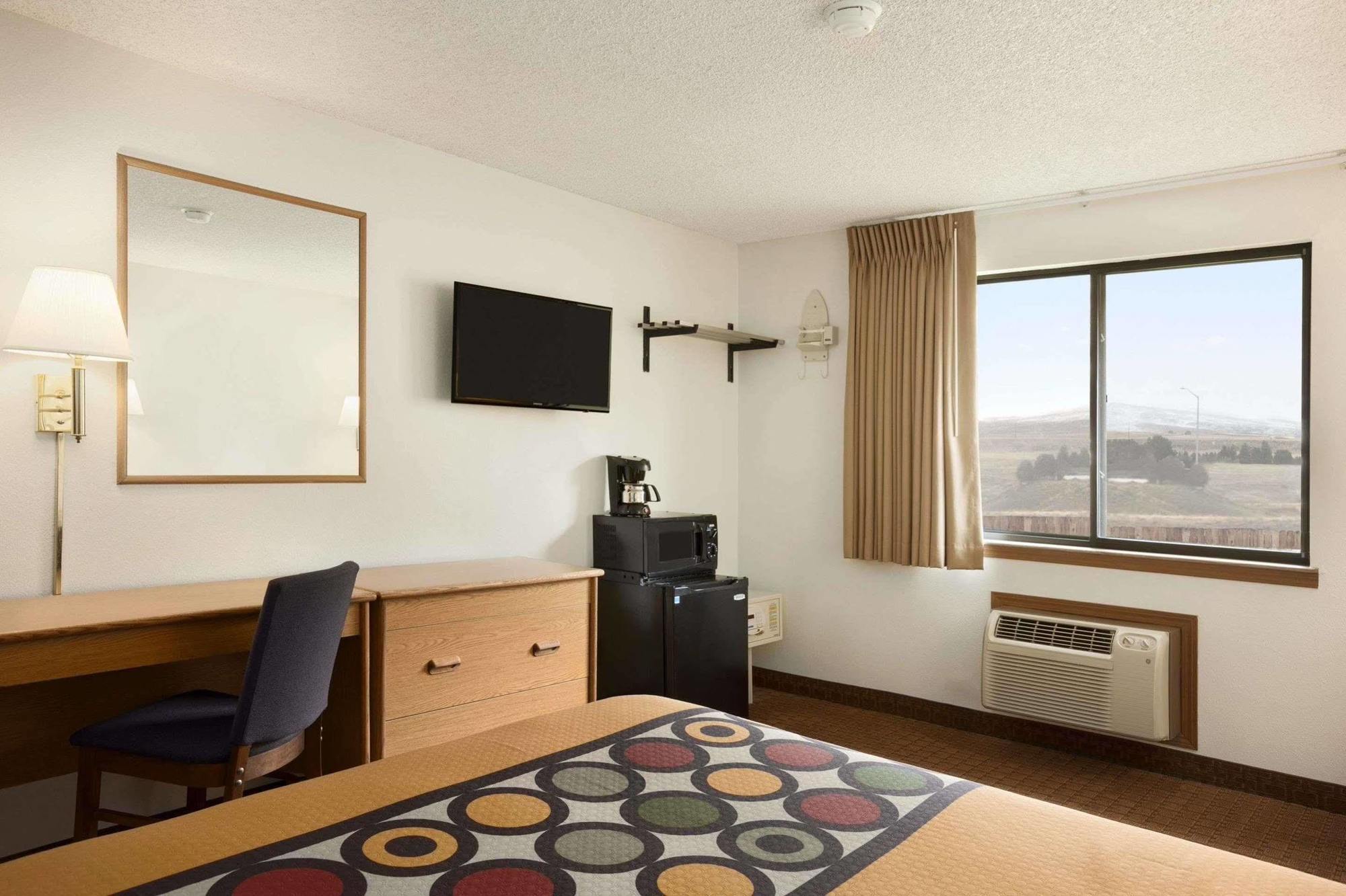 Super 8 By Wyndham Cody Hotel Екстериор снимка