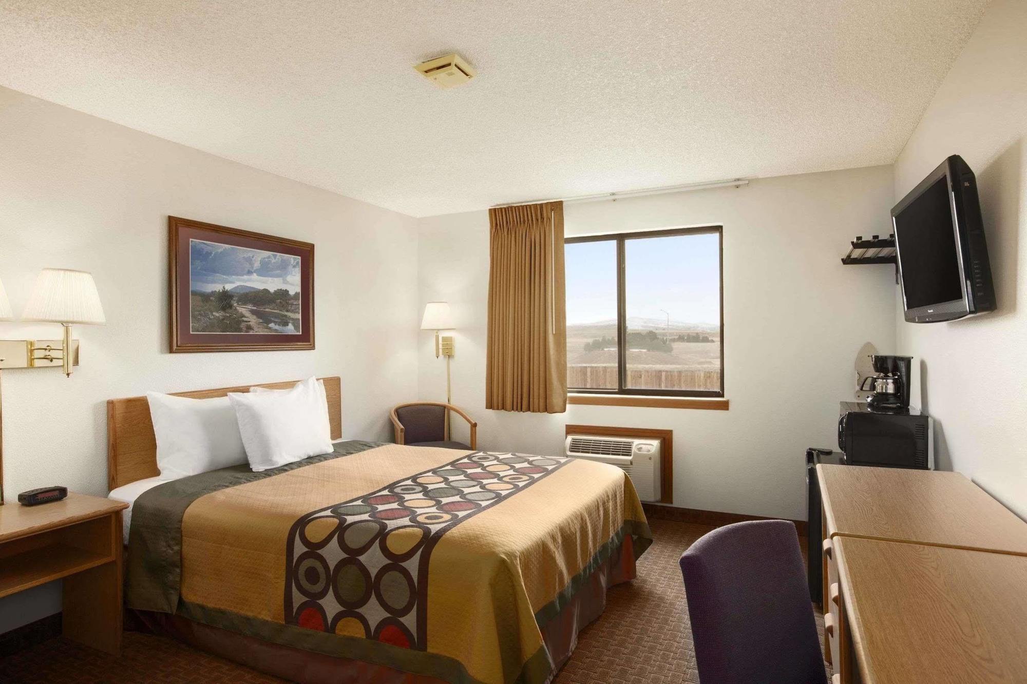 Super 8 By Wyndham Cody Hotel Екстериор снимка