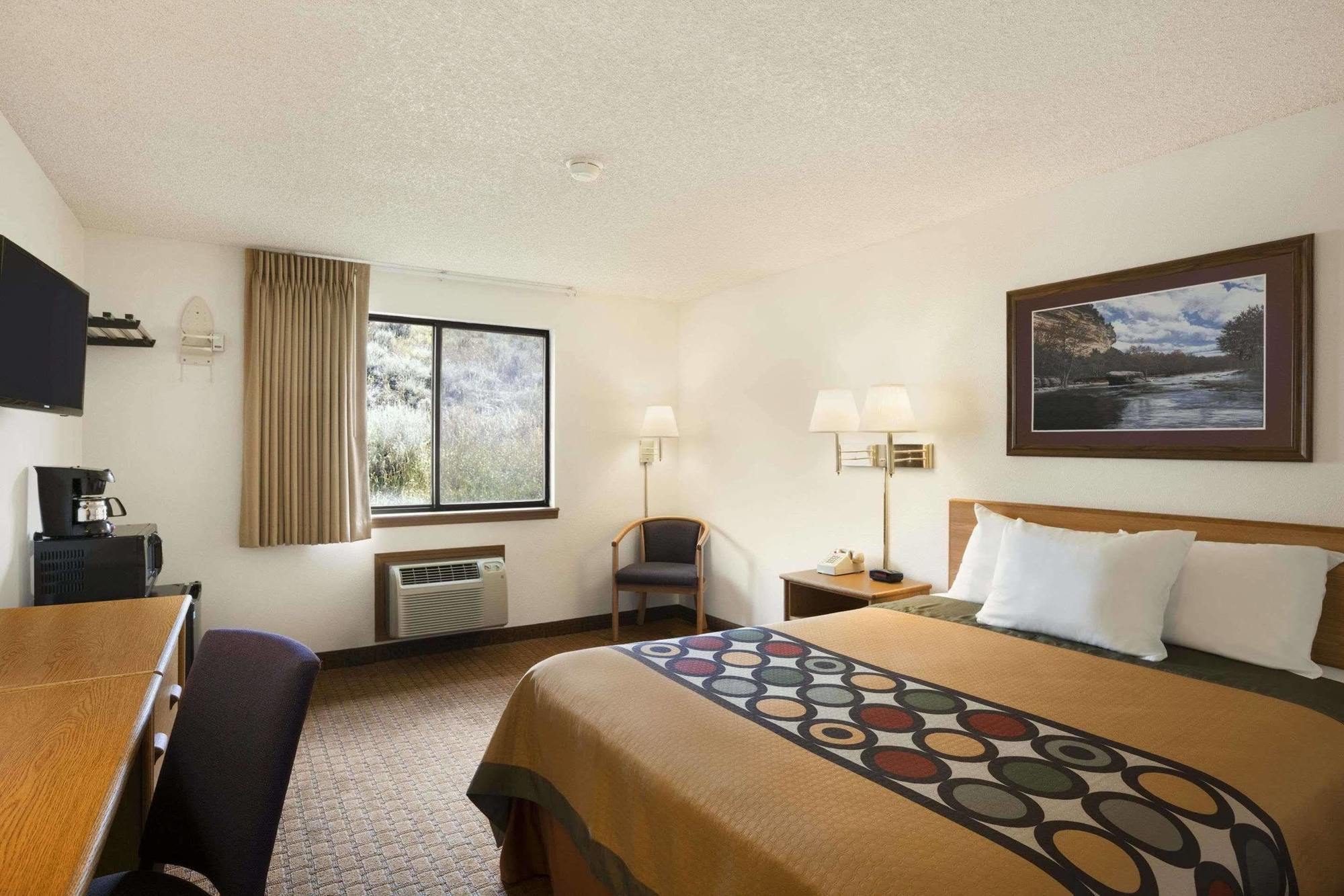 Super 8 By Wyndham Cody Hotel Екстериор снимка