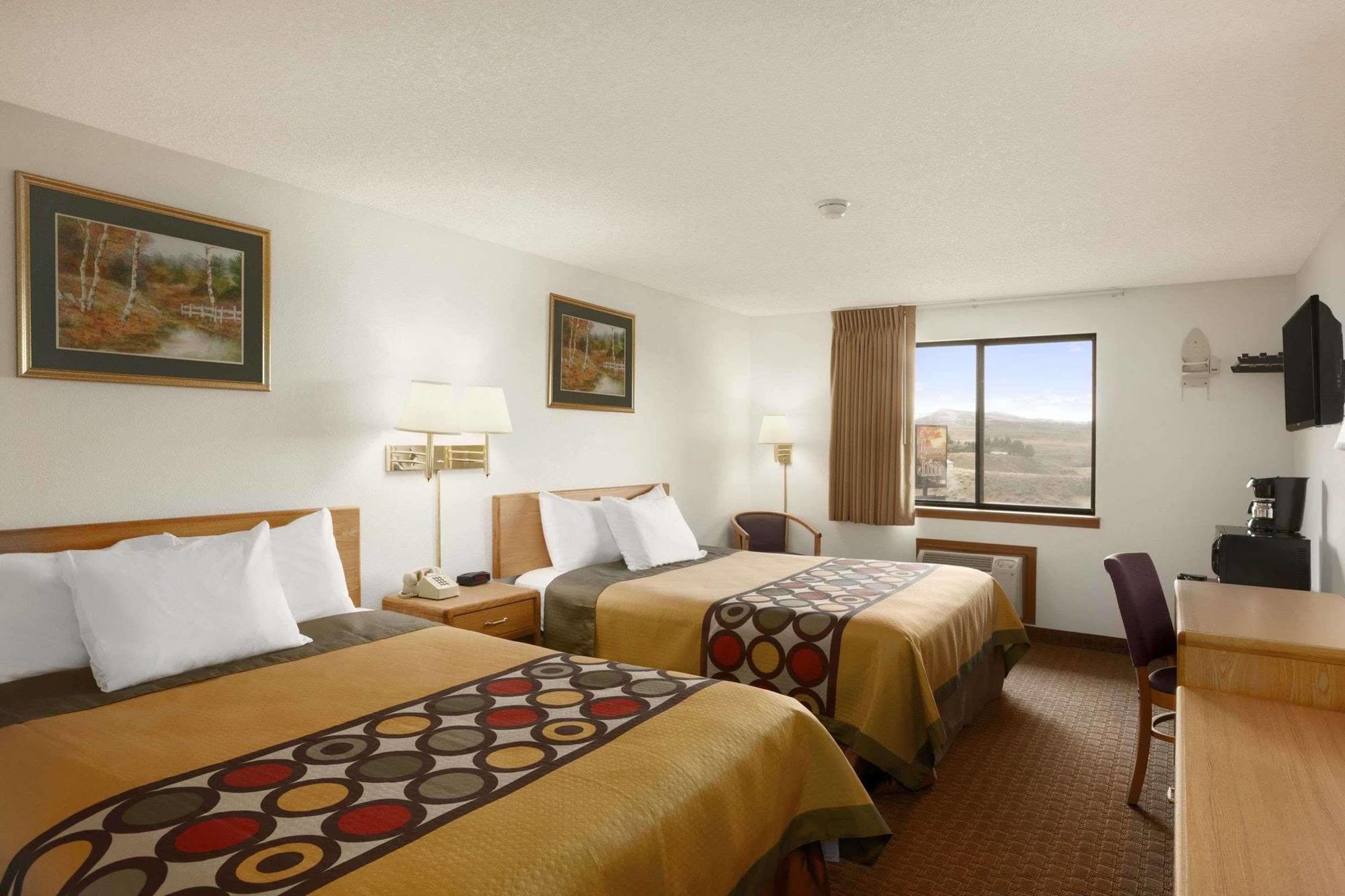 Super 8 By Wyndham Cody Hotel Екстериор снимка