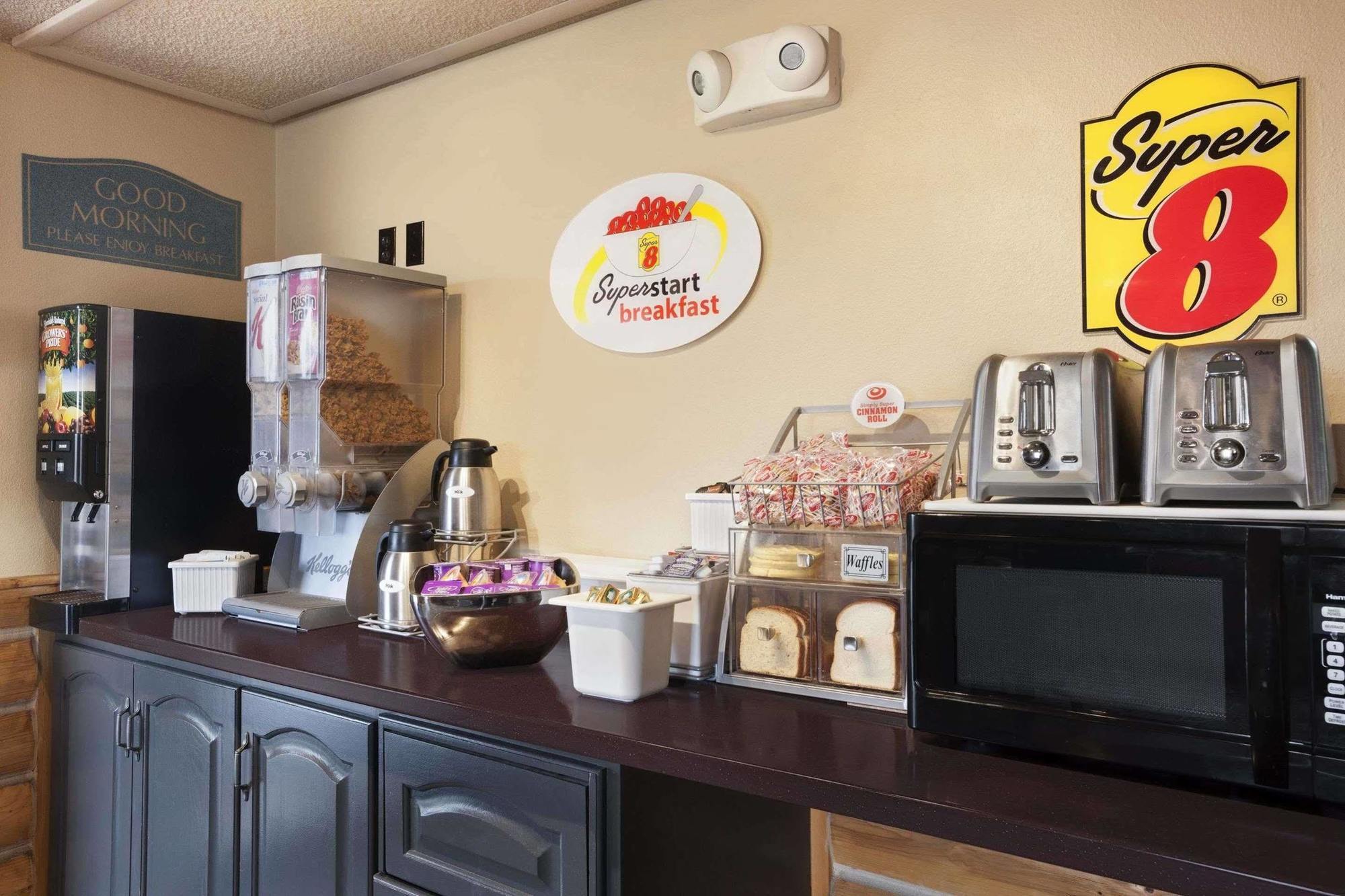 Super 8 By Wyndham Cody Hotel Екстериор снимка
