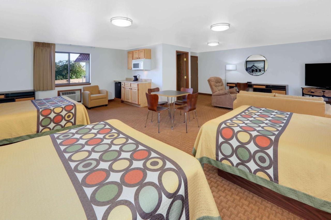 Super 8 By Wyndham Cody Hotel Екстериор снимка