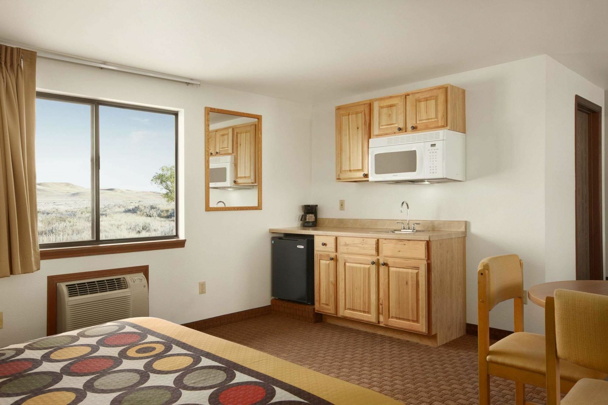 Super 8 By Wyndham Cody Hotel Екстериор снимка