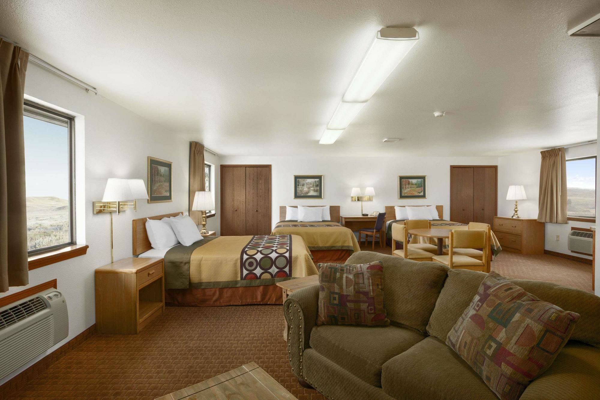 Super 8 By Wyndham Cody Hotel Екстериор снимка